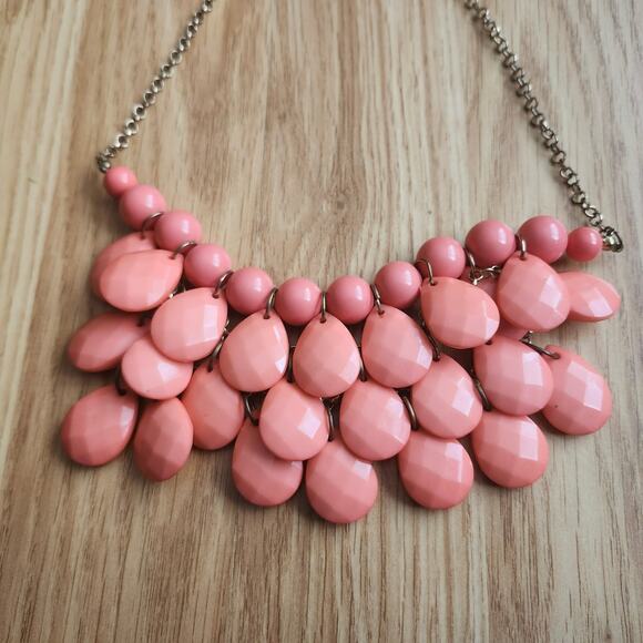 Coral Peach Bib Statement Necklace Gold Tone Chain Faceted Teardrop Dangles 20in - Picture 3 of 8